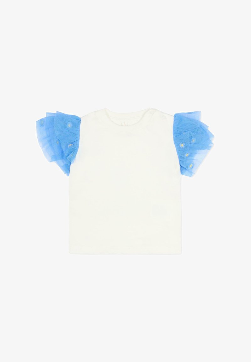 T-shirt bianca a maniche corte con maniche a volant in tulle blu. Il tulle presenta piccoli motivi floreali blu e aggiunge texture al design.