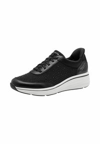 Svart sneakers med ett meshtyg som har sm�å hål för andningsförmåga, släta svarta läderdetaljer och en vit vadderad sula.