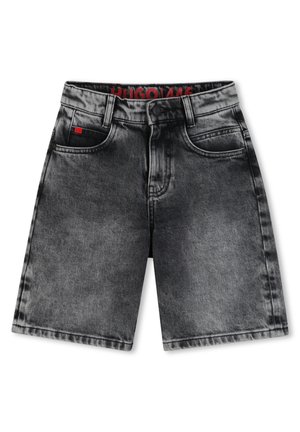 Verbleekte zwarte denim shorts met een rechte snit, vijf zakken en een rood logolabel op de tailleband. Zichtbare stiksels en lichte slijtage.