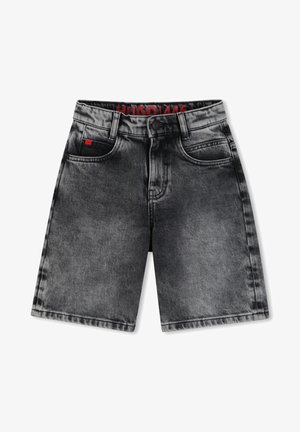 Shorts en denim noir délavé avec une coupe droite, cinq poches et une étiquette logo rouge sur la ceinture. Coutures visibles et légère usure.