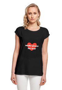 Sort t-shirt med opsmøgede ærmer, der har et rødt hjertegrafik og teksten "make peace no war" i hvid, lavet af blødt bomuldsstof.