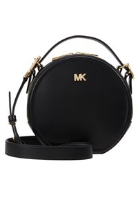 Kulatá černá kožená kabelka přes rameno se zlatým kováním, vybavená horním zipem, nastavitelným popruhem a vyraženým logem na přední straně.