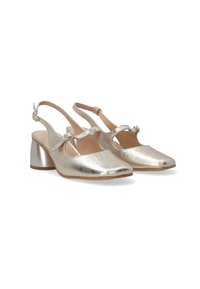 Metallisch goldene Slingback-Absätze mit spitzer Zehenform, geschwungenem Riemen und Blockabsatz. Glatte Textur, minimalistisches Design und eine zarte Schnallenoptik.