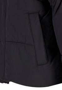 Doudoune noire présentant une texture lisse, une poche latérale et des détails cousus. Le tissu semble léger tout en étant isolant.