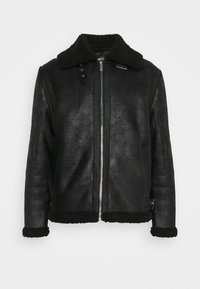 Giacca in pelle nera con colletto e polsini in shearling, chiusura frontale con zip e due tasche laterali. Tessuto liscio con un design elegante.