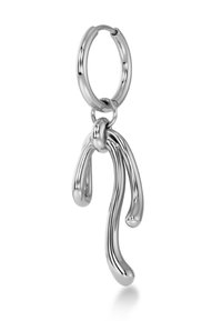 Strieborné kovové kruhové náušnice s vlnitým, predĺženým príveskom, ktorý má lesklé, hladké textúry a uzlový detail na mieste ich spojenia.