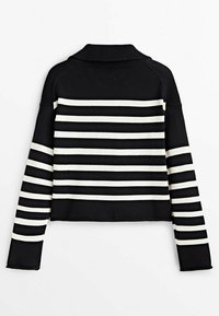 Pull noir en maille avec des rayures horizontales blanches sur le dos et les manches, doté d'un col montant et de manches longues.