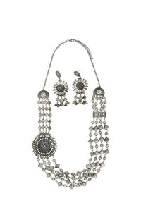 Collana d'argento con filamenti di perline sovrapposti, medaglione centrale ornato e orecchini coordinati a motivo floreale con dettagli intricati.