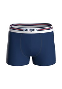 Boxer aderenti blu navy con una fascia in vita bianca caratterizzata da strisce rosse e blu, e il logo "PATRIOTS" stampato in lettere in grassetto.