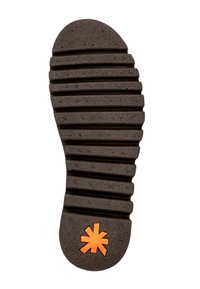 Sorte gummisåler med riller og et orange stjernelogo nær hælen. Tekstureret for greb og stabilitet i designet.