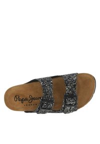 Zwarte glitter slide-sandalen met twee verstelbare gespbandjes, een suède voetbed en een getextureerde zool. Bevat het logo "Pepe Jeans London".