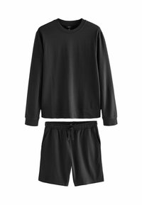 Hanorac negru și pantaloni scurți dintr-un material moale. Hanoracul are guler rotund și mâneci lungi; pantaloni scurți au un elastic la talie și buzunare laterale.