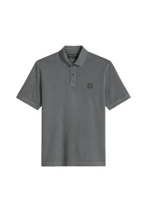 Meeste lühikeste varrukatega tumehall polokas kahe nööbiga nööbiliistuga ja väikese rinnal oleva logomärgiga.