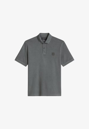 Moška polo majica s kratkimi rokavi v barvi ogleno sive, z dvognedeljno zadrgo in majhno značko z logotipom na prsih.