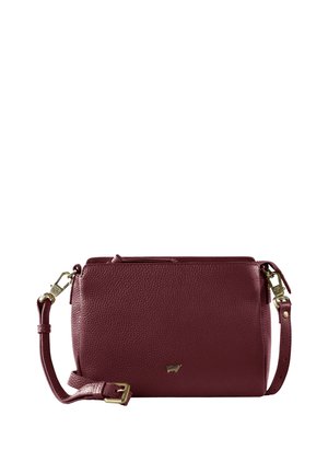 Borsa a tracolla in pelle bordeaux con finitura texturizzata, accessori in oro, tracolla regolabile e chiusura con zip. Forma rettangolare compatta.