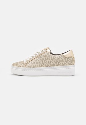 Baskets à plateforme basse en tissu beige et doré avec un motif "MK" répété et des lacets blancs sur une semelle blanche.