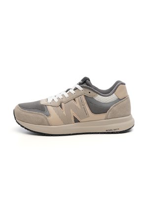 Lätta sneakers i grått, beige och svart. Har mesh- och mockamaterial, vita snören och framträdande logodetalj på sidan.