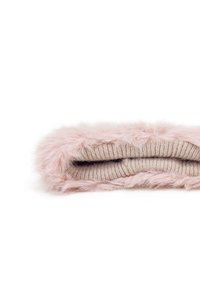 Fascia in pelliccia sintetica di un delicato rosa, caratterizzata da un morbido strato esterno e un interno a maglia beige a coste, che offre calore e comfort.