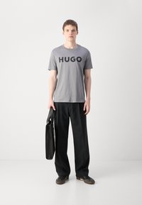HUGO DULIVIO - Nyomott mintás póló - medium grey