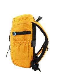 Gelber Rucksack mit schwarzen Akzenten, Seitentasche, verstellbaren Trägern, Reißverschlussfach, gepolstertem Rücken und strapazierfähigem Material.
