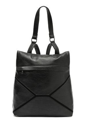 Čierny kožený batoh s dvojitými ramennými popruhmi, predným diagonálnym švom a horizontálnym vreckom na zips blízko vrchu.
