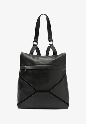 Schwarzer Leder-Rucksack mit zwei Schulterriemen, frontaler diagonaler Nahtgestaltung und einer horizontalen Reißverschlusstasche nahe dem oberen Bereich.