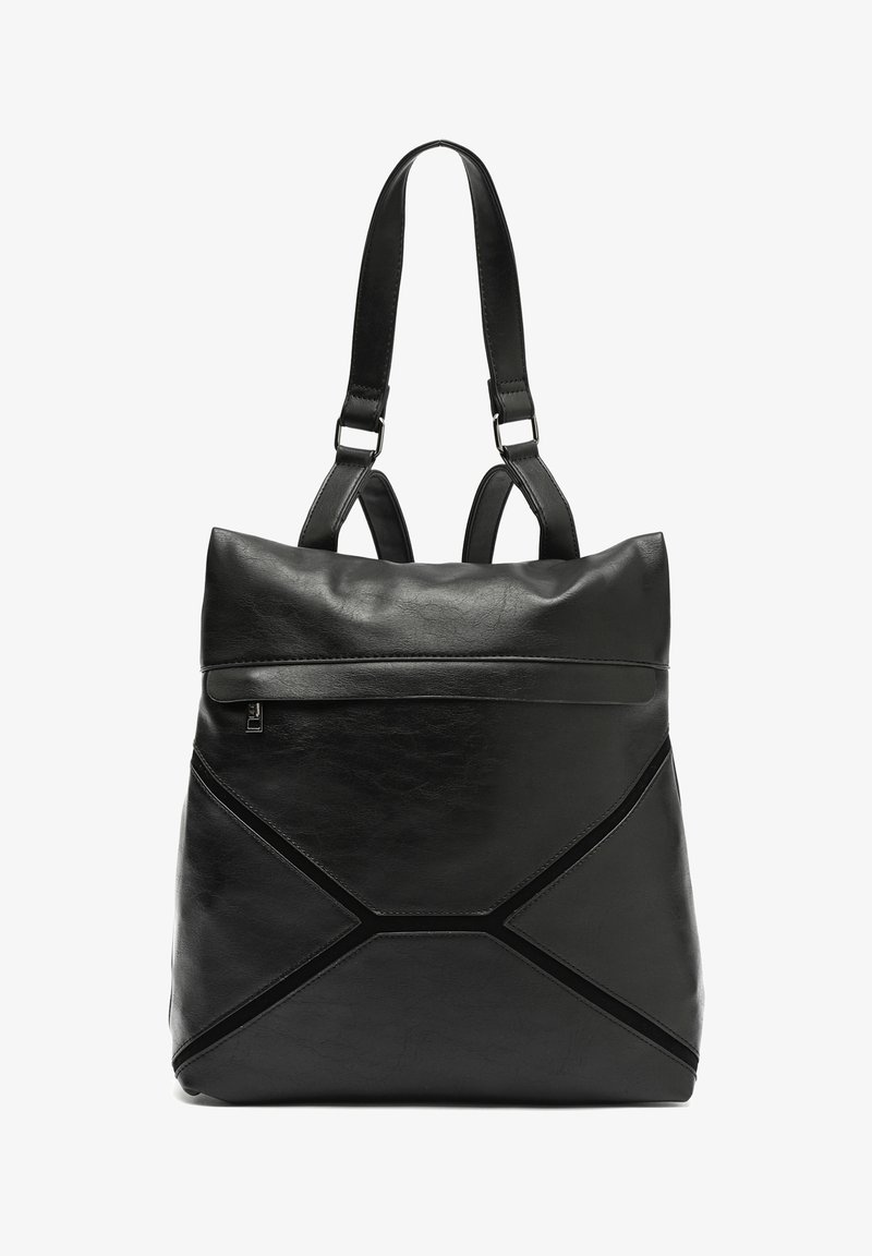 Černý kožený batoh s dvojitými ramenními popruhy, předním diagonálním švem a horizontální kapsou na zip blízko horní části.