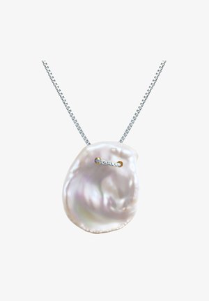 Perle vedhængs halskæde med en naturlig skaldform, hvid iriserende overflade og en sølvkæde med en guldaccent, der forbinder vedhænget.