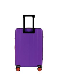 Fioletowa twarda walizka z pionowymi żłobieniami, czarną teleskopową rączką i czterema kołami z czerwonymi akcentami. Kompaktowa konstrukcja ułatwiająca podróżowanie.