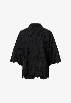 Blusa negra bordada con un diseño de encaje, cierre de botones en la parte delantera, cuello y mangas cortas. Presenta patrones florales y bordes en forma de concha.