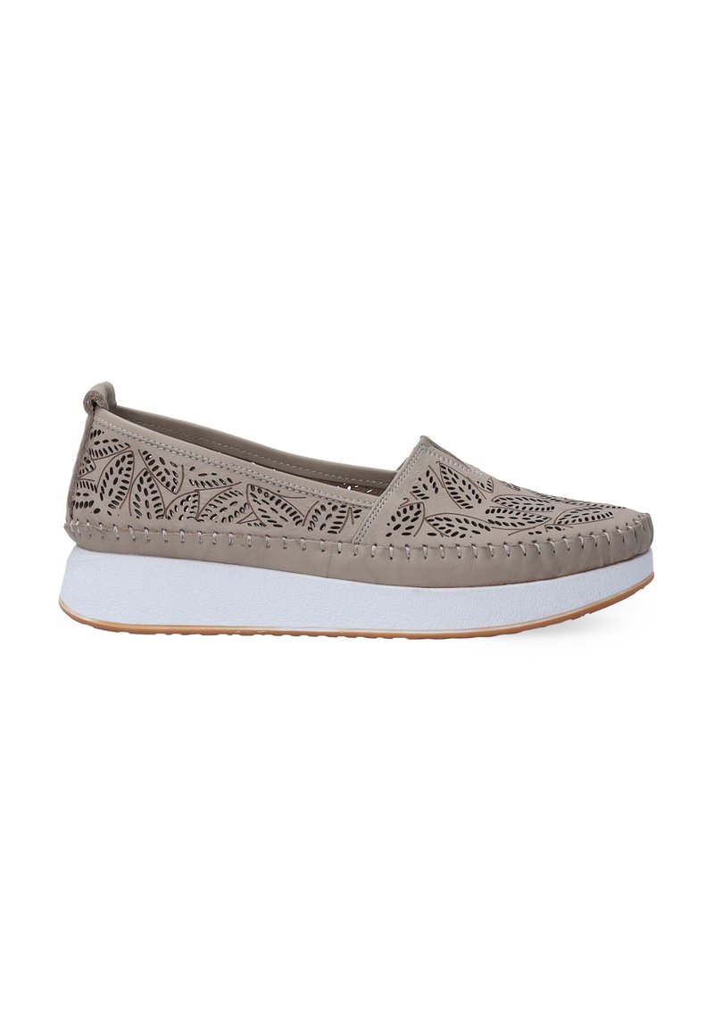 Graue Slip-On-Schuhe mit einem perforierten Obermaterial, ausgestattet mit einer weißen Zwischensohle und einer braunen Laufsohle. Genähte Details entlang der Kanten.