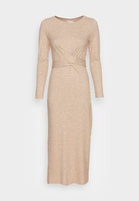 Beige Strick-Midikleid mit langen Ärmeln, einem runden Ausschnitt und einem verdrehten Stoffdetail in der Taille.