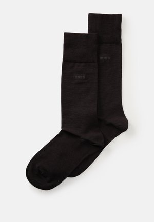 Ein Paar schwarze Socken bis zur Mitte der Wade mit gerippten Bündchen und dezentem "BOSS"-Logo auf jeder Socke, flach auf einem weißen Hintergrund dargestellt.