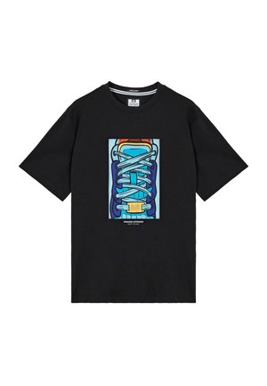 Schwarzes T-Shirt mit kurzen Ärmeln und einem bunten Motiv eines blauen Turnschuhs mit weißen Schnürsenkeln, zentriert auf der Brust, darunter kleiner weißer Text.