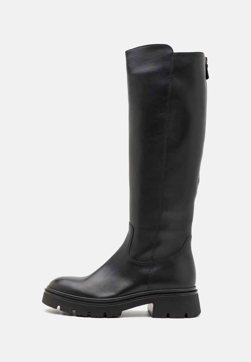Botte noire en cuir, hauteur genou, avec un bout rond, une semelle épaisse à crampons et des détails de couture subtils. Équipée d'une fermeture éclair sur le côté pour un enfilage facile.