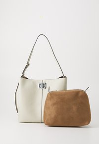Biała torebka skórzana o fakturowanej powierzchni z srebrnym zapięciem, w komplecie z małą brązową torbą ze zamszu z suwakiem.