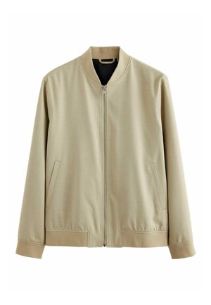 Chaqueta bomber beige con cierre frontal, cuello redondo, bolsillos laterales y puños de ribete. La tela es suave con una textura ligera.
