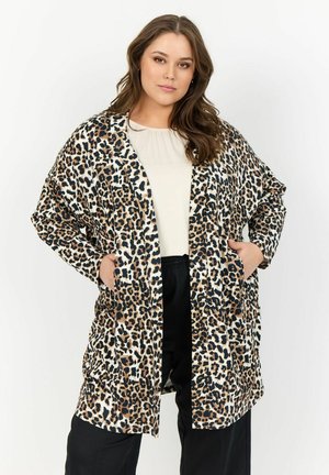 Cardigan in fantasia leopardata con apertura frontale, maniche larghe e due tasche laterali. Presenta una miscela di colori marrone, beige e nero su fondo bianco.