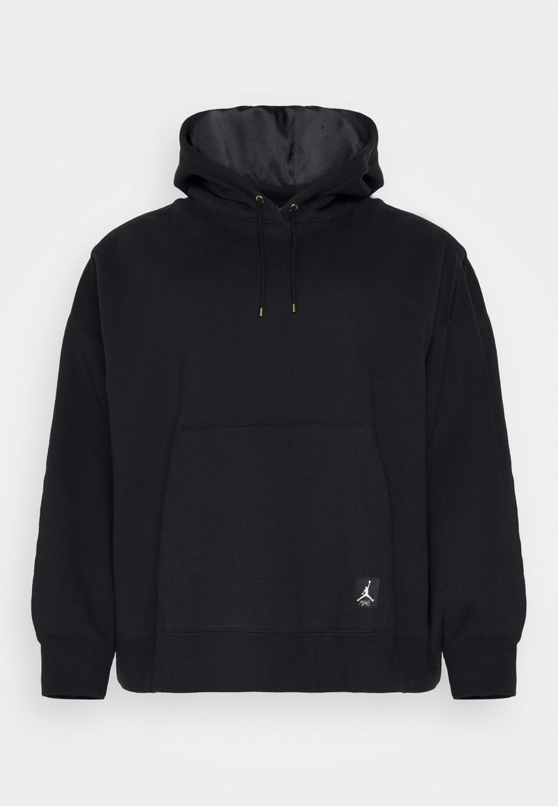 Sudadera con capucha negra, material de algodón, corte relajado, bolsillo frontal, cordones con aglets dorados, con un parche de logo en el dobladillo.