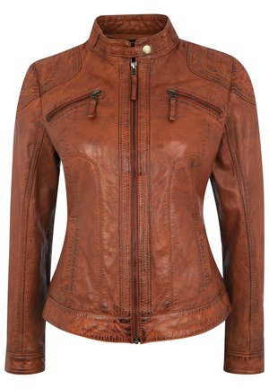 Chaqueta de cuero marrón con cremallera frontal, dos bolsillos en el pecho con cremallera, cuello alto con botón de presión y costuras detalladas en los hombros y las mangas.