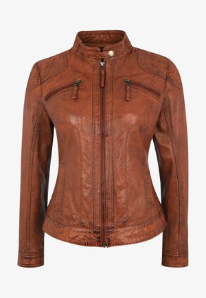 Brązowa skórzana kurtka z przednim zamkiem błyskawicznym, dwoma zapinanymi na zamek kieszeniami na piersiach, stójką zapinaną na nap oraz detalicznym przeszyciem na ramionach i rękawach.