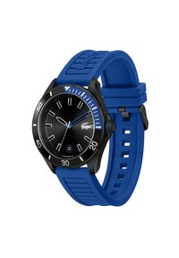 Reloj analógico negro con correa de silicona azul, caja redonda, acentos azules en el bisel y marcadores de hora claros. Presenta una ventana de fecha a las 6 en punto.