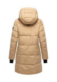 Beige gewatteerde lange winterjas met capuchon, zwarte binnenmanchetten en een logo-embleem op de linker mouw, gezien vanuit de achterkant.