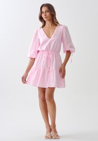 TUSSAH JANET - Denné šaty - pale pink