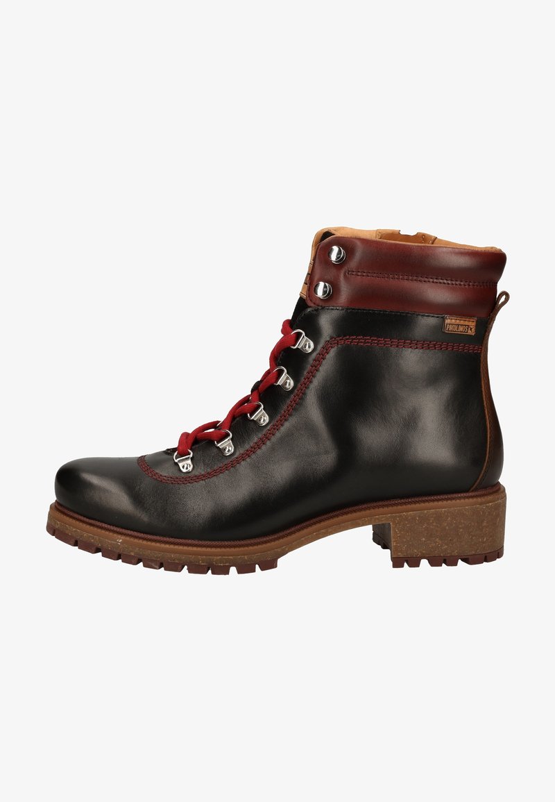 Bottine en cuir noir et marron avec lacets rouges, œillets métalliques, détails cousus et semelle en caoutchouc robuste avec un petit talon bloc.