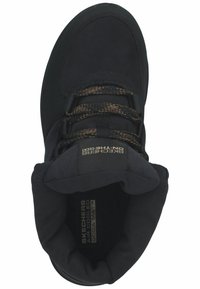 Chaussure de sport noire avec un col de cheville rembourré, des lacets texturés et une semelle intérieure rembourrée portant la mention "SKECHERS AIR COOLED GOGA MAT."