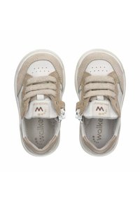Sneakers per bambini beige e bianchi con texture in camoscio, design con lacci, cerniere laterali e dettaglio del logo sulla linguetta e sul lato.