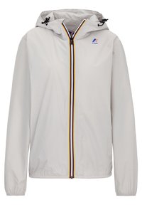 Veste de pluie à capuche gris clair avec poignets élastiques, fermeture éclair avant à bandes jaune, bleu et blanc, et logo K-Way sur la poitrine.
