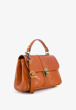 Bruin lederen handtas met een gestructureerd ontwerp, voorzien van een handvat aan de bovenkant, een verstelbare schouderband en een messing sluiting aan de voorkant.