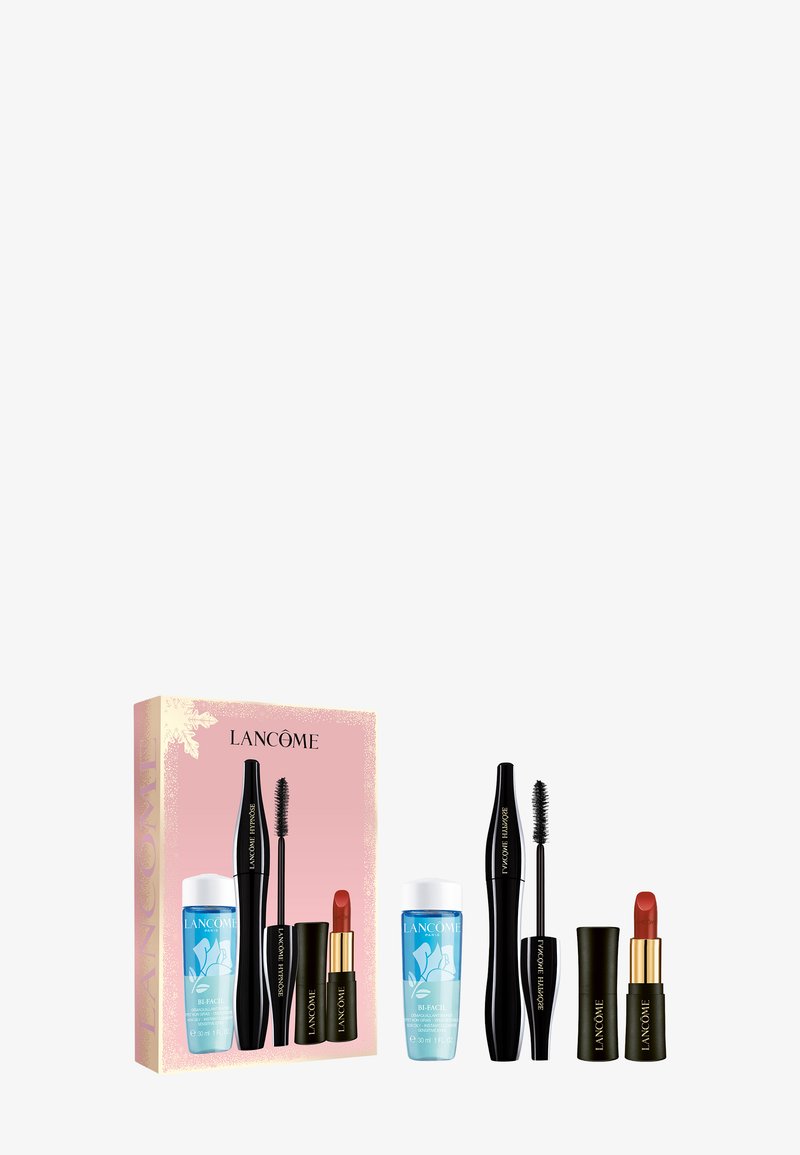 Lancôme cadeauset met roze doos, waaronder blauwe micellairwater, zwarte mascara en twee rode lipsticks in gouden accentdoosjes.